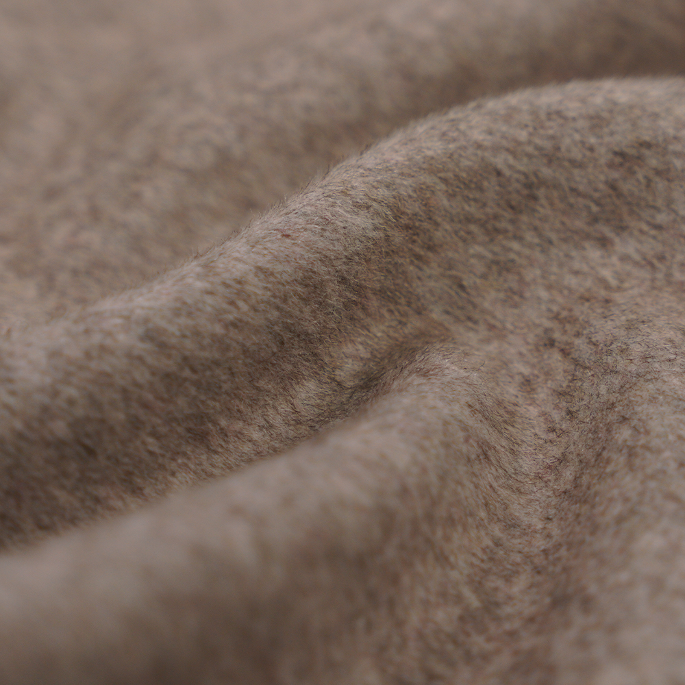 55% wełna, 40% poliester, 5% inne włókno, 620 g/m, pasta fasolowa, jednowarstwowa powłoka, tkanina ML-249-5520