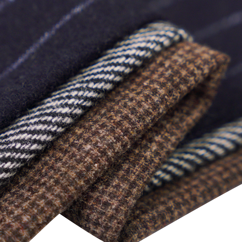 50% wełna, 30% poliester, 20% inne włókno, 320 g/m, białawy + czarny, tkanina flanelowa o splocie skośnym, ML-C-22104